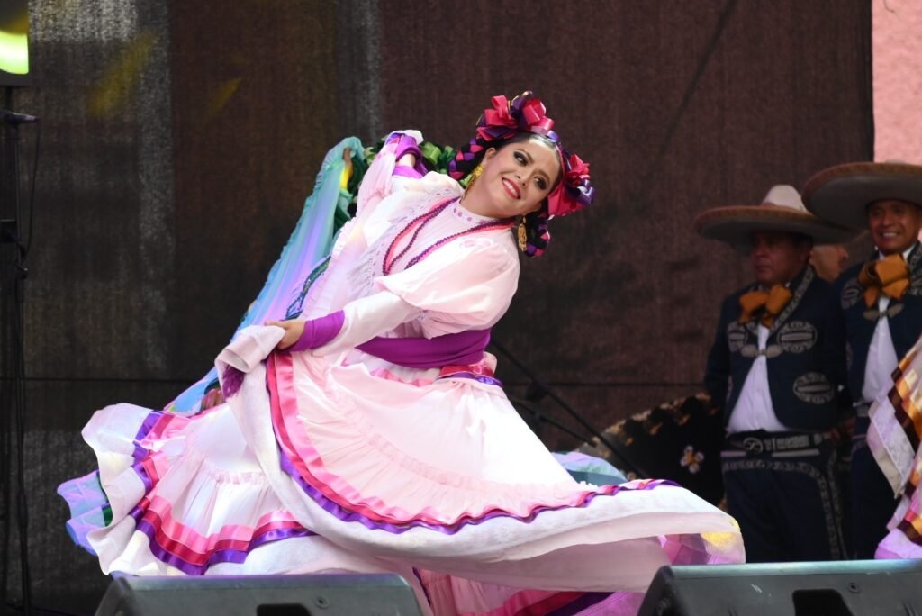 CIERRA MAYO CON FESTIVAL DEL MARIACHI