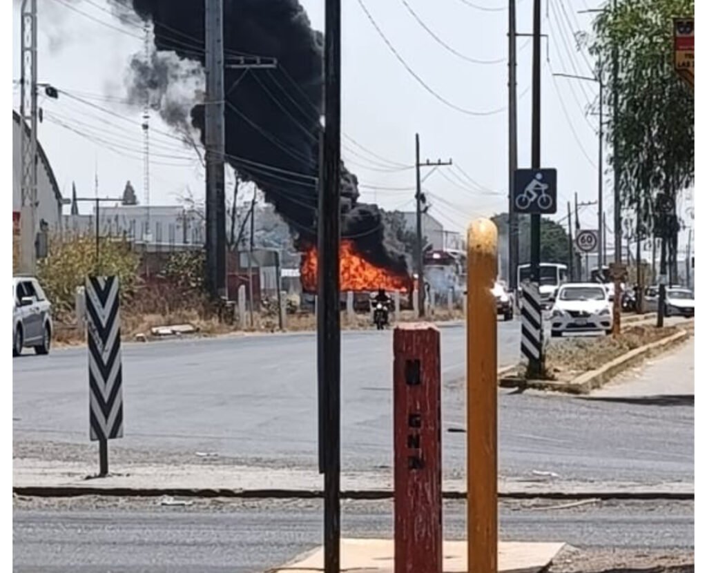 Se incendia camión tras impacto con el tren en Celaya