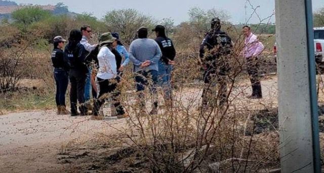 Van 18 cuerpos extraídos de fosa en Abasolo