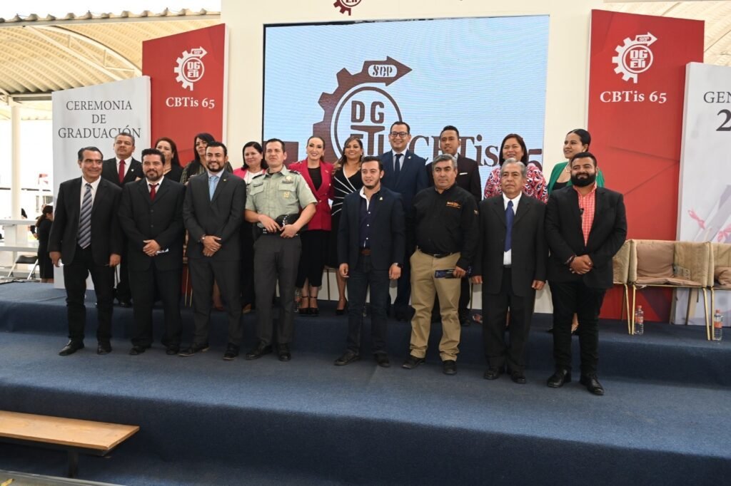 Reconocen Esfuerzo de Graduados del CBTis 65