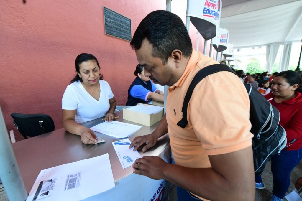 Apoyan a estudiantes con Becas Municipales