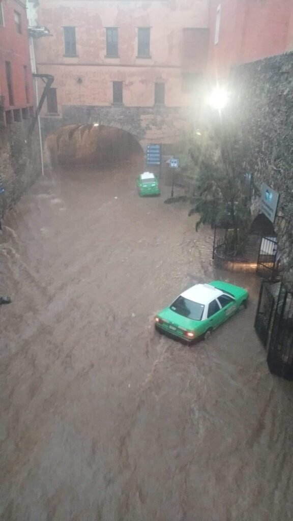 Fuertes Lluvias Causan Inundaciones en Guanajuato Capital