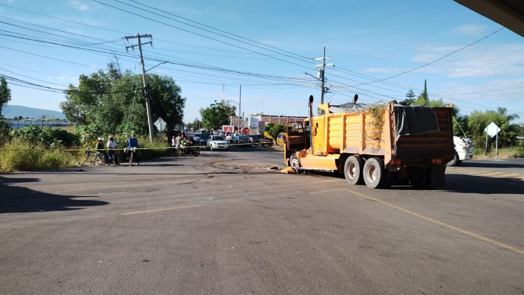 Choque entre camión de personal y tolva deja 16 heridos en la carretera Irapuato-Abasolo