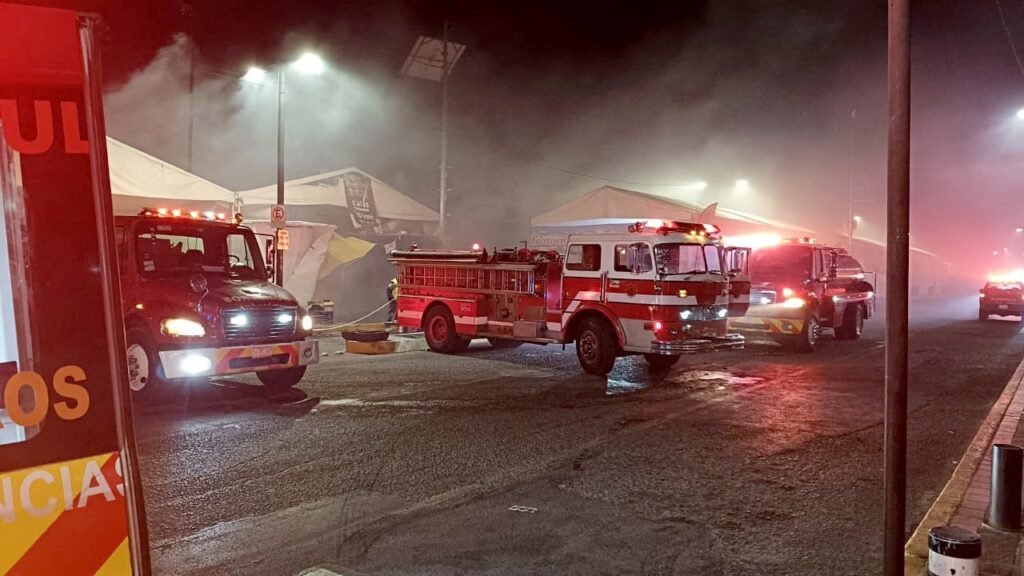 Se incendia Expo Navideña en Celay