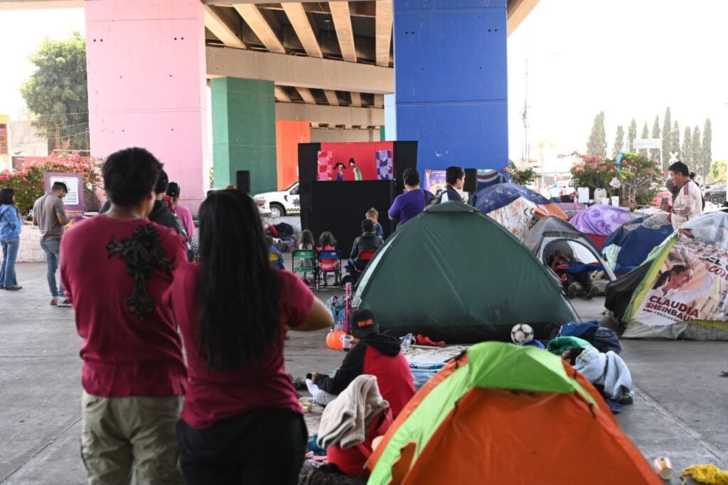 LLEVAN TEATRO DE TÍTERES BOCÓN A MIGRANTES