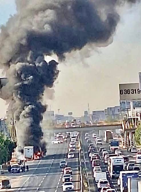 Camión se incendia en la carretera Silao-León; una persona calcinada