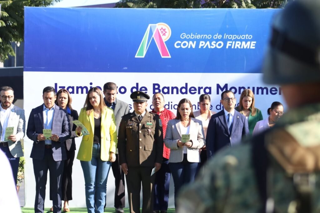 Inicia Diciembre con Izamiento de Bandera Monumental