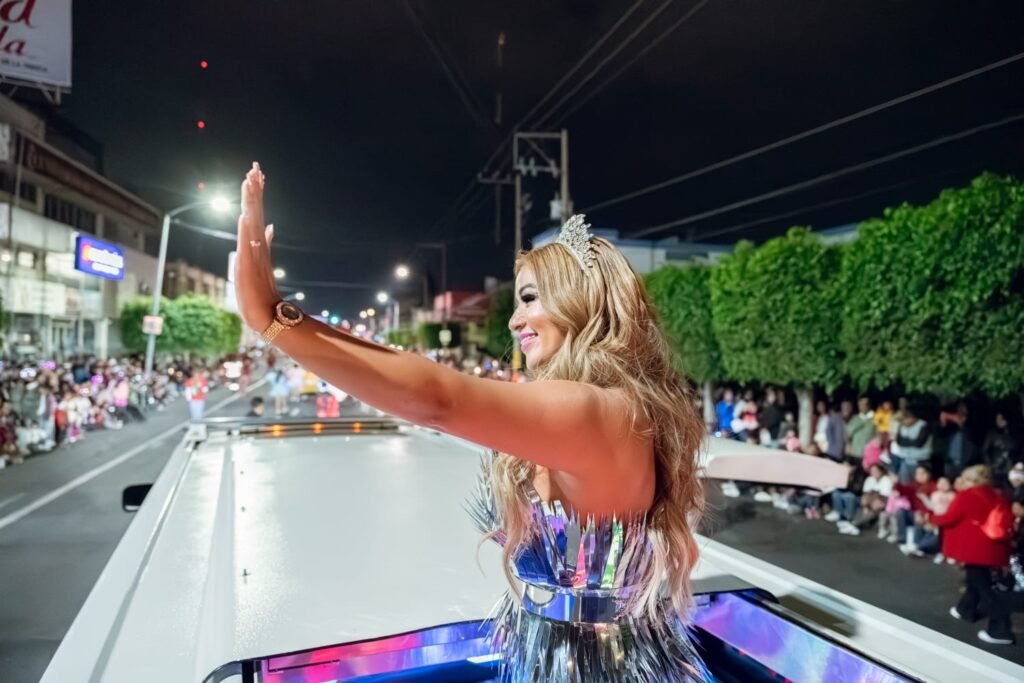 Lluvia León participa en desfile navideño, llevando alegría a las familias de Irapuato