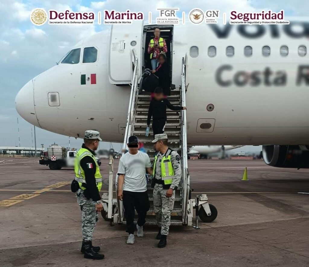 Detienen a hombre que alteró vuelo de Volaris que salió de Silao