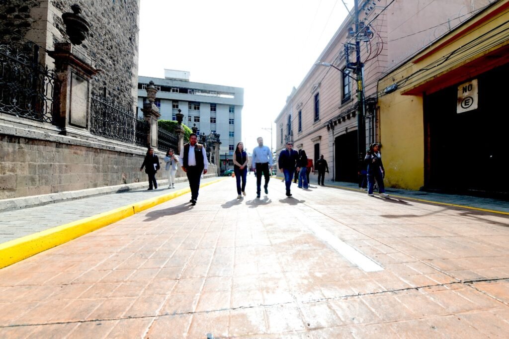 DISFRUTAN IRAPUATENSES REHABILITACIÓN DE CALLE