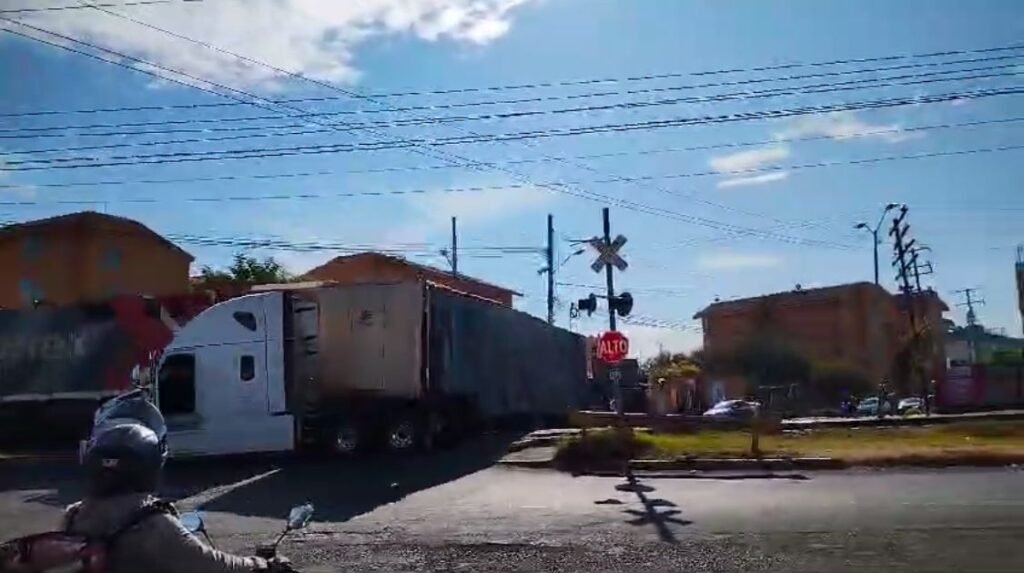 Camión es impactado por el tren en Celaya