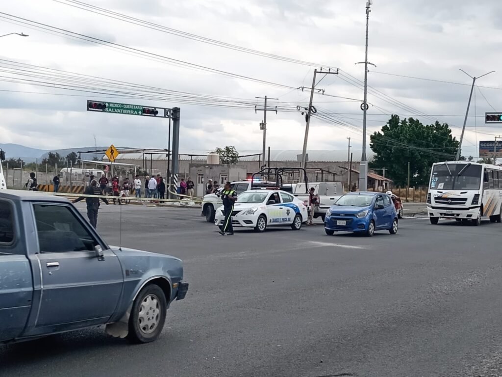 Lo balean, choca y muere en Celaya