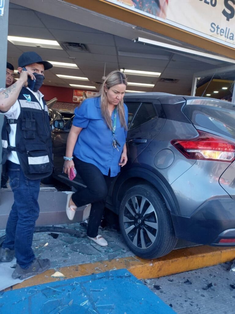 Mujer estrella su camioneta contra un Oxxo en Salamanca 