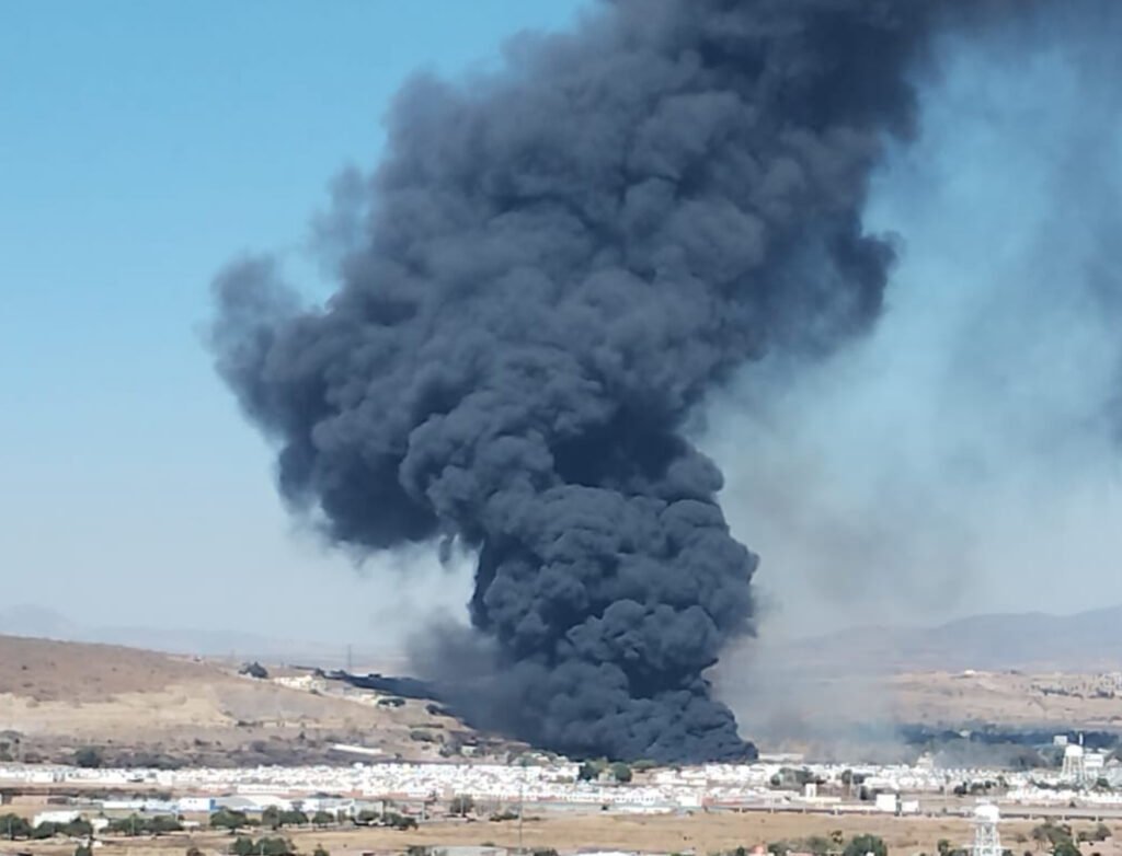 Incendio consume recicladora en Irapuato; bomberos de varios municipios apoyan en el combate al fuego