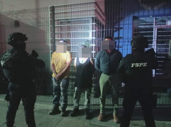 Detienen Células Mixtas a tres hombres armados y aseguran droga durante operativo en Apaseo el Alto