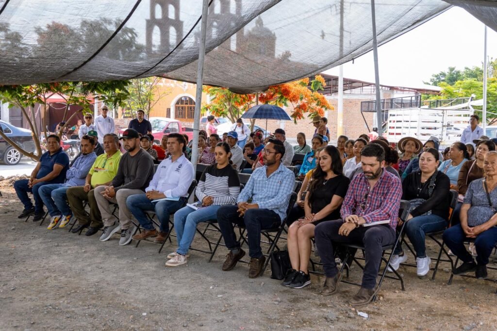 Continúa la entrega de Tinacos en Abasolo