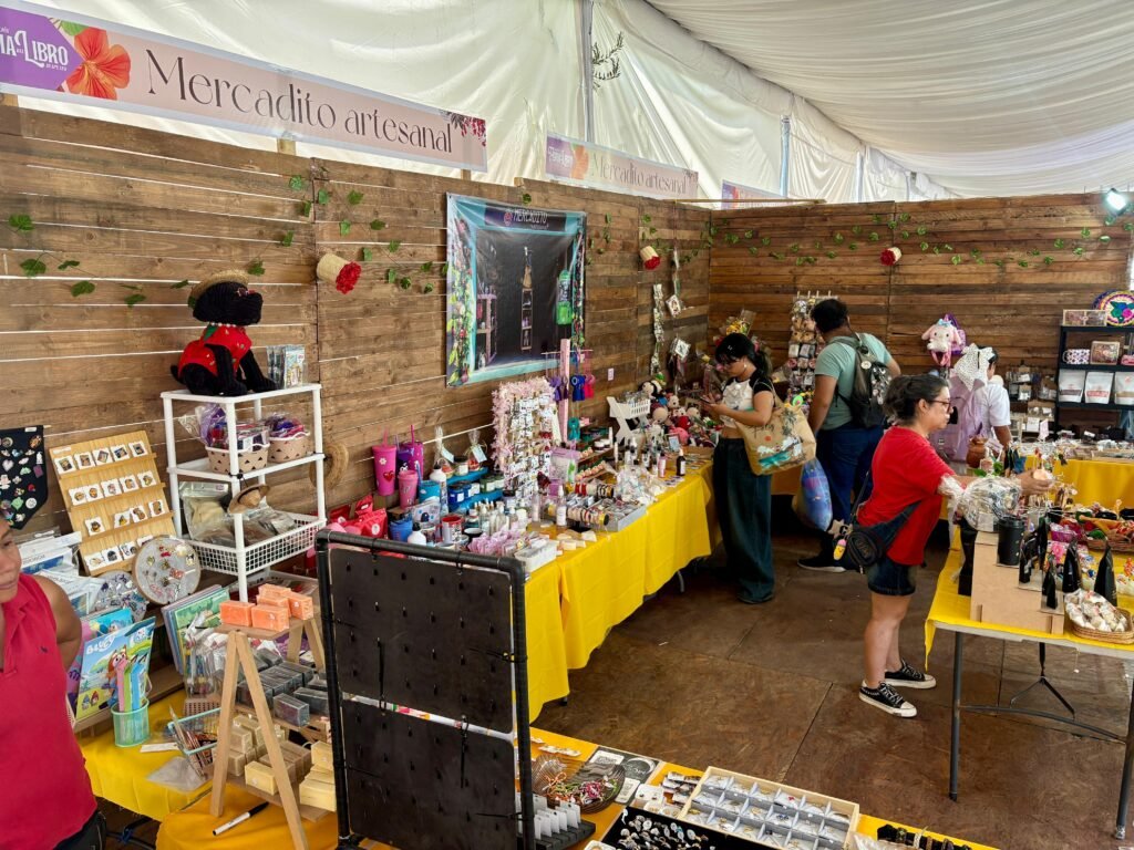 DISFRUTAN IRAPUATENSES DE LA FERIA DEL LIBRO DISFRUTAN IRAPUATENSES DE LA FERIA DEL LIBRO