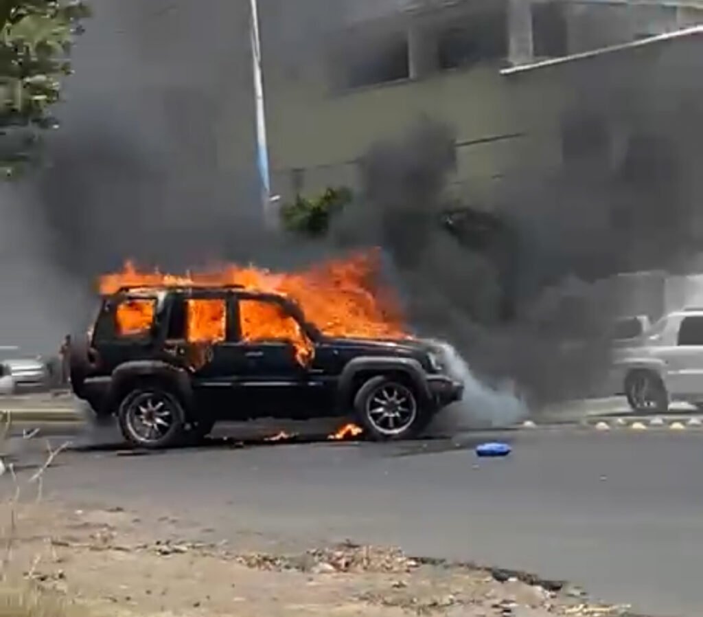 Bloqueo e incendio de vehículo tras enfrentamiento armado en el sur de Guanajuato