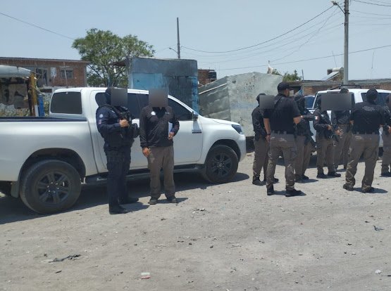Aseguran explosivos, droga y réplica de arma durante cateo en Salamanca; mujer detenida tras amenazar con granada