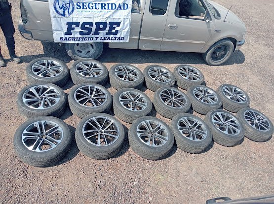 Asegura Secretaría de Seguridad y Paz camioneta y carga de llantas presumiblemente robadas del tren en Villagrán