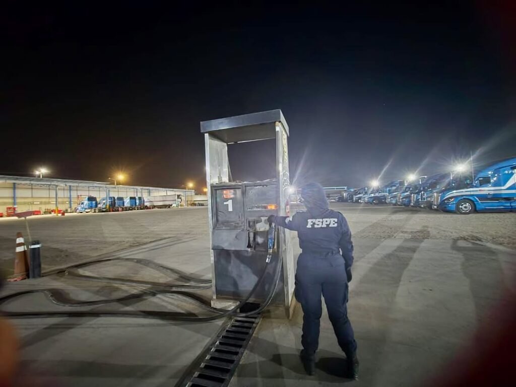 Desmantelan en León centro clandestino de combustible; aseguran 33 tractocamiones y más de 23 mil litros de hidrocarburo