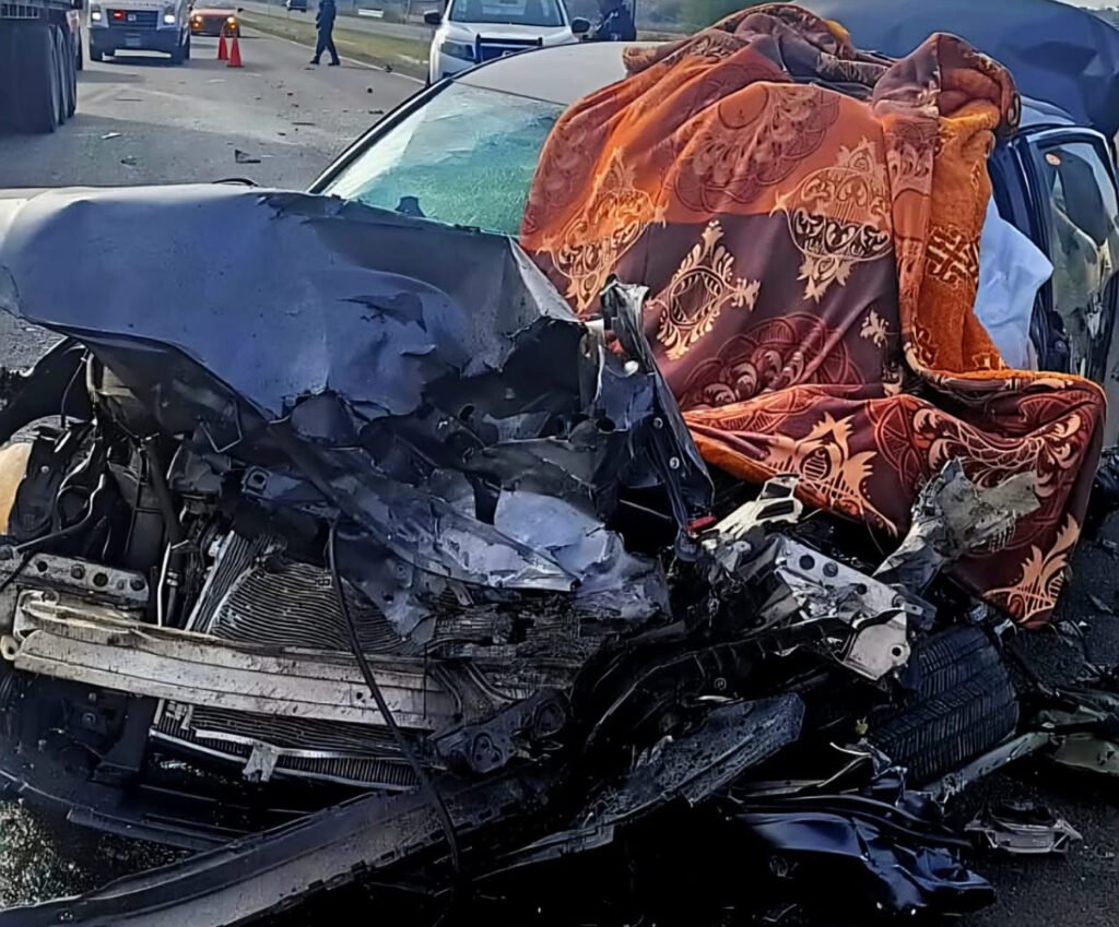 Muere mujer en choque frontal contra tráiler en la federal 1110