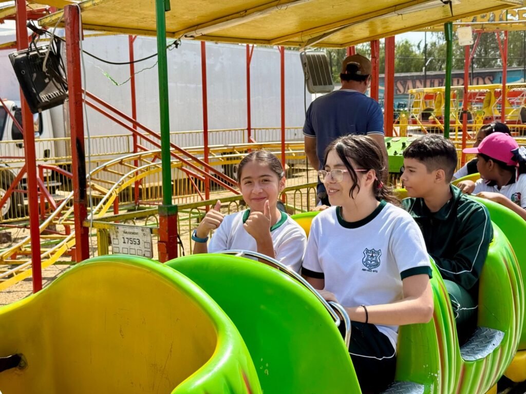 Niñas y niños disfrutan de un día en la Feria de la Gente