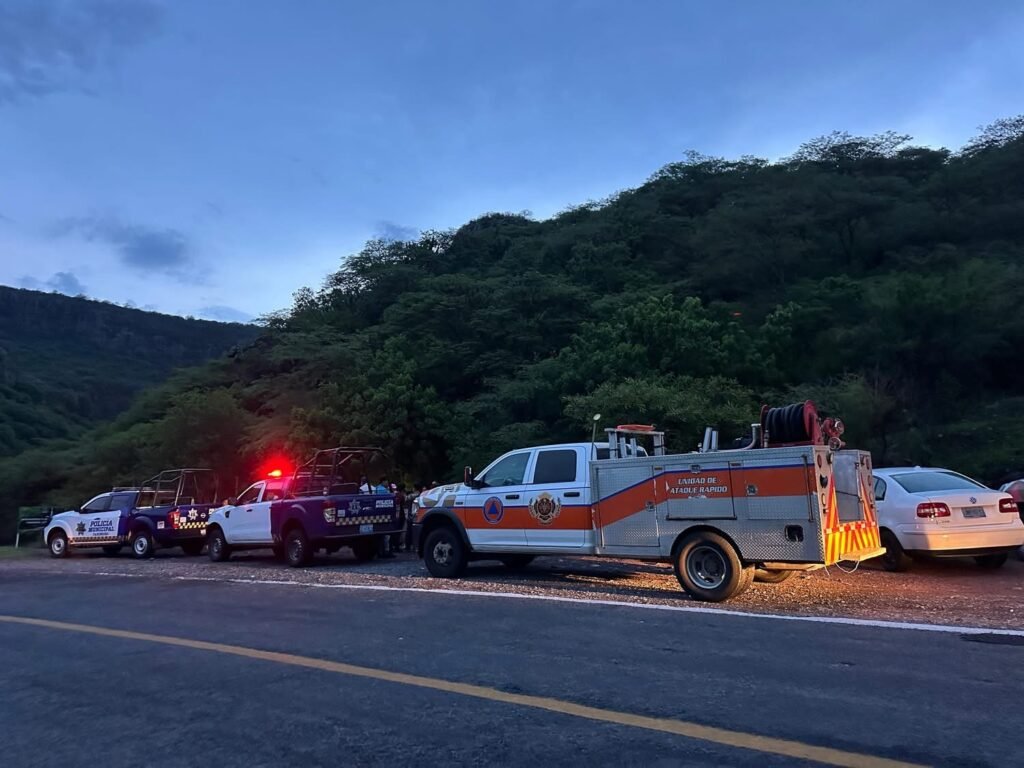 Rescatan a 17 personas atrapadas en la cascada de Pichardo, en Tarimoro