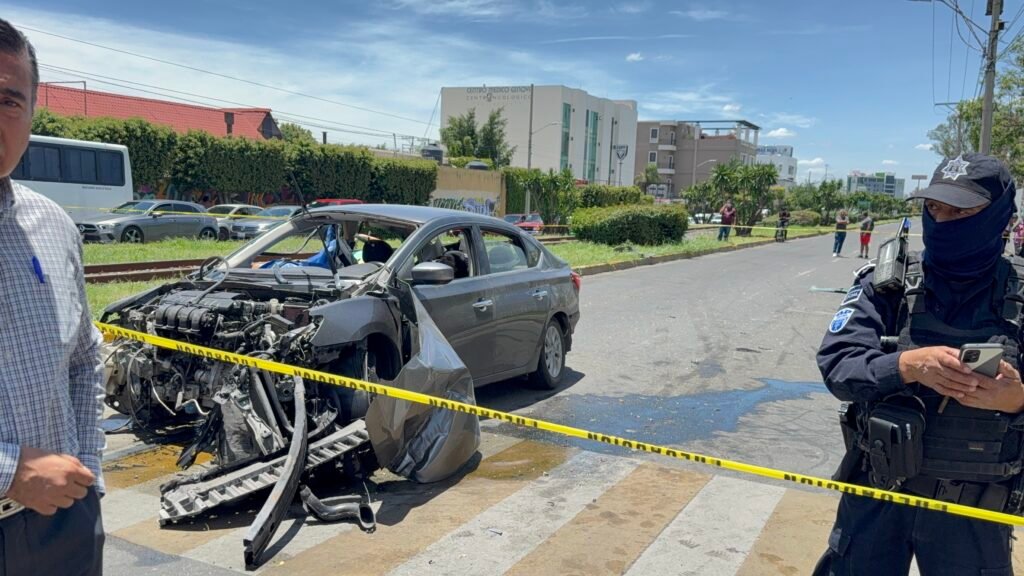Tren provoca choques y quedan seis personas muertas