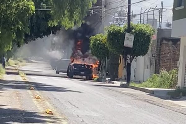 Queman vehículos en varios puntos de la colonia Valle del Real en Celaya