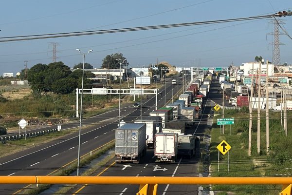 Bloqueo sigue en la carretera federal 1110